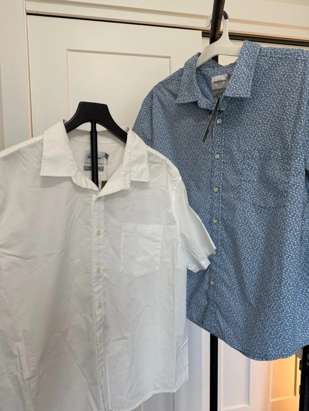 Goodfellow & Co Men's Blue Floral & White Short-Sleeve Button-Down Shirts - Picture 4 of 7